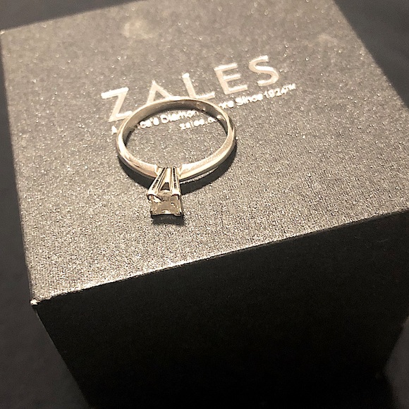 Zales 1/3 CT Princess Solitaire Diamond Ri… - Picture 2 of 6